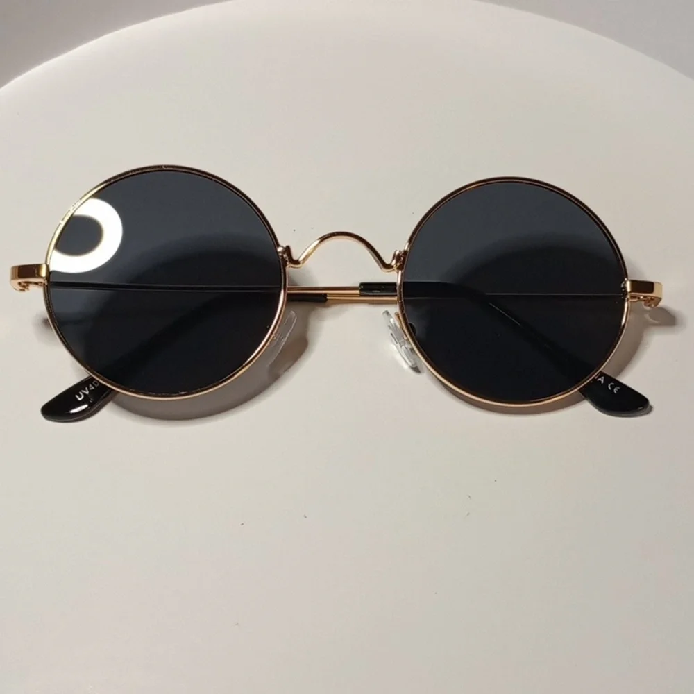 BLACK CIRCLE SUNGLASSES - Picture 3 of 5